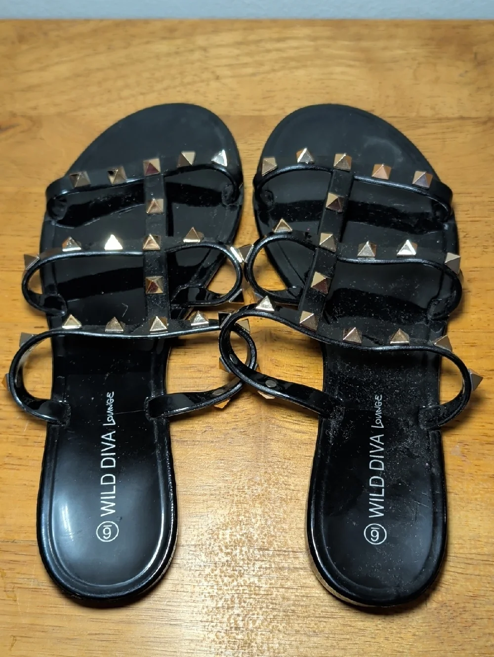 Wild Diva Lounge Joanie 211 Jelly Slide Sandals Black Gold Studs Womens Size 6.5